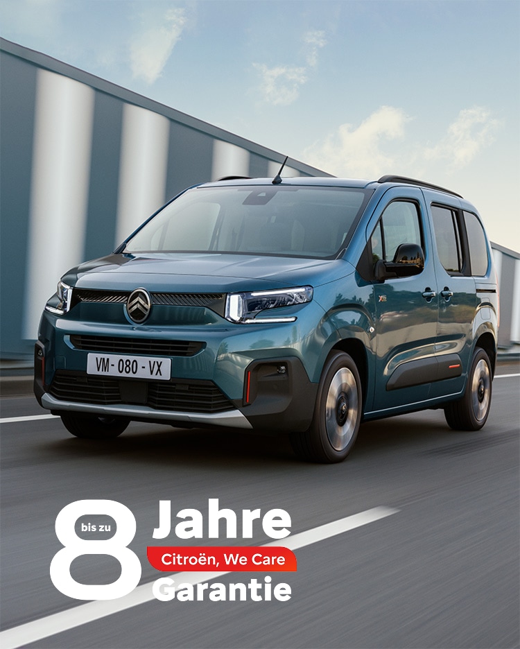 Der neue ë-Berlingo fährt auf einer Autobahn