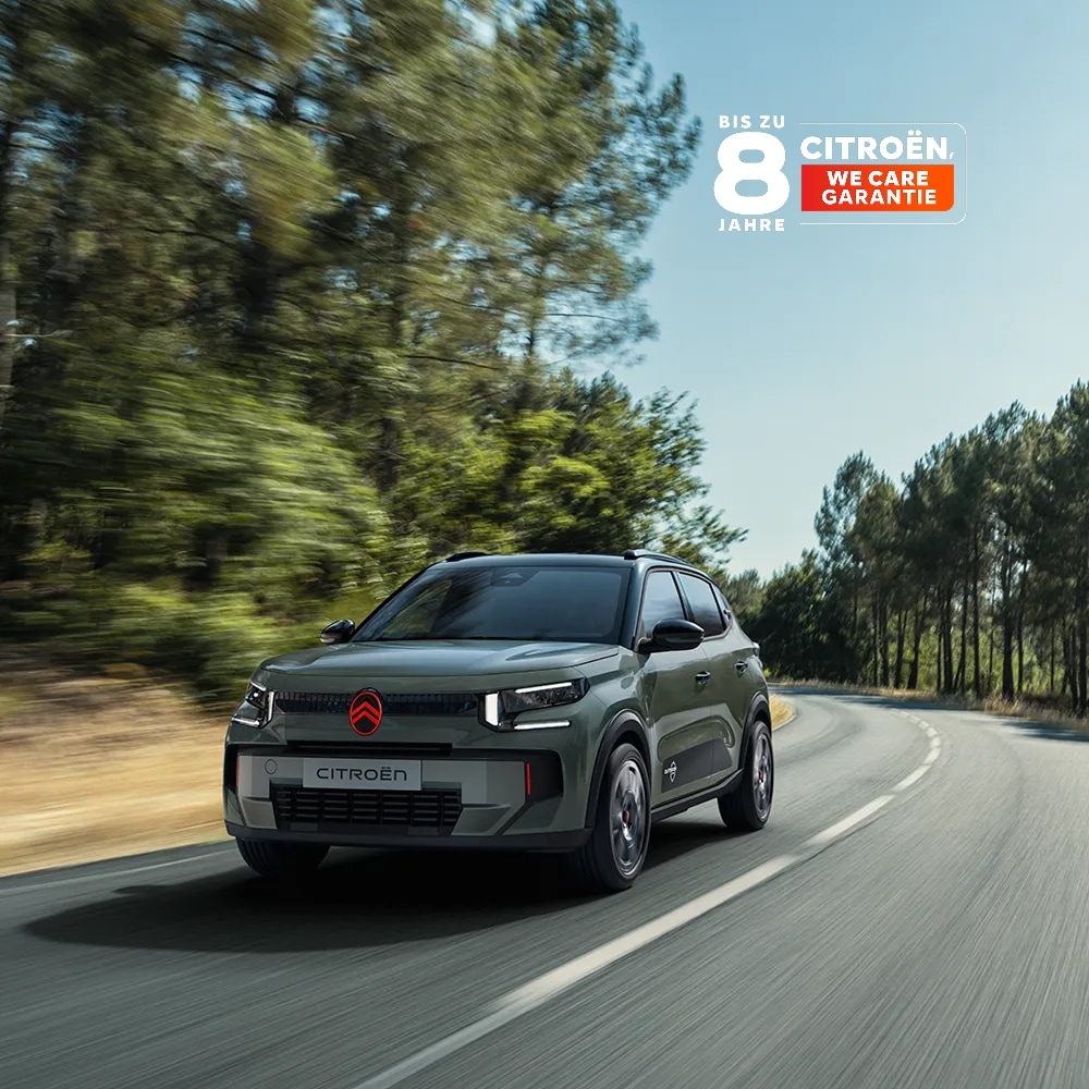 Front-Dreiviertelansicht des Citroën C3 Outdoor mit LED-Lichtsignatur zeigt Citroën Advanced Comfort auf einer Fahrt durch malerische Landschaft