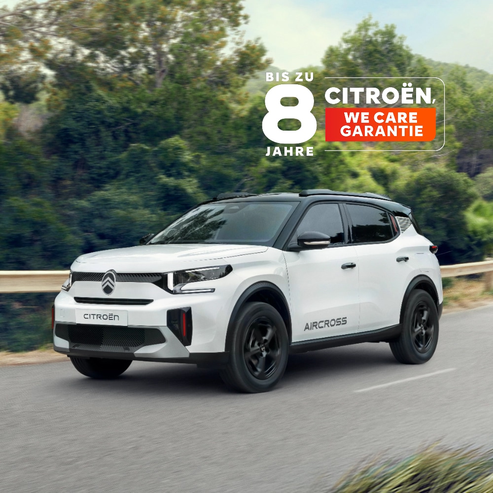 Frontale Dreiviertelansicht auf der Straße des Citroën C3 Aircross Kompakt-SUV mit preisgekröntem Design und 8-Jahres-Garantie für zuverlässige, erschwingliche Mobilität.