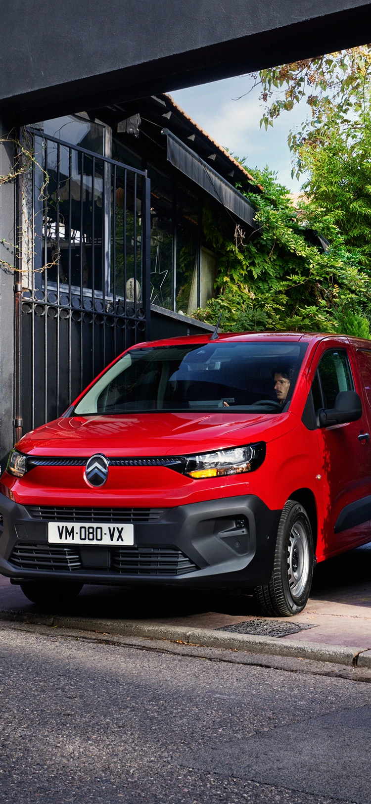 Dreiviertel-Frontansicht eines Citroën Berlingo Kastenwagen, der das erneuerte Außendesign, modernes Styling und eine souveräne Präsenz zeigt.