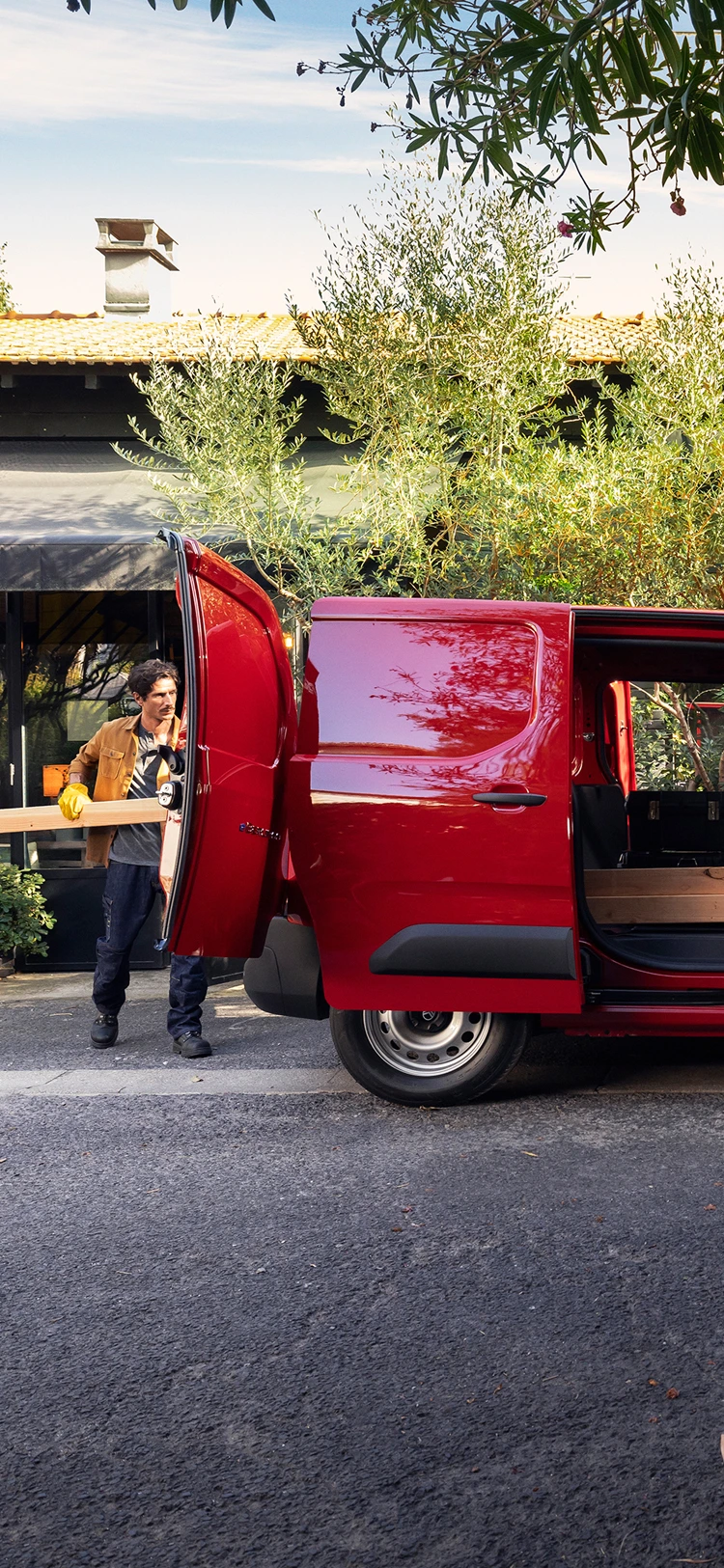 Seitenansicht eines Citroën Berlingo Kastenwagens mit geöffneter Schiebetür – ein Symbol für Vielseitigkeit, Praktikabilität und die ideale Begleitung für Ihren Berufsalltag.