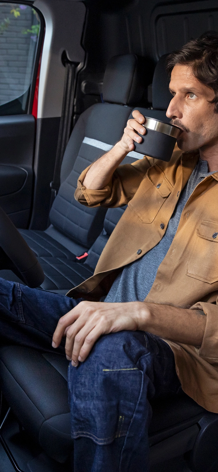 Innenansicht eines Citroën Berlingo Kastenwagens mit Fokus auf die AdKastenwagenced Comfort Sitze, Fahrkomfort und ein ergonomisches Interieur-Design.
