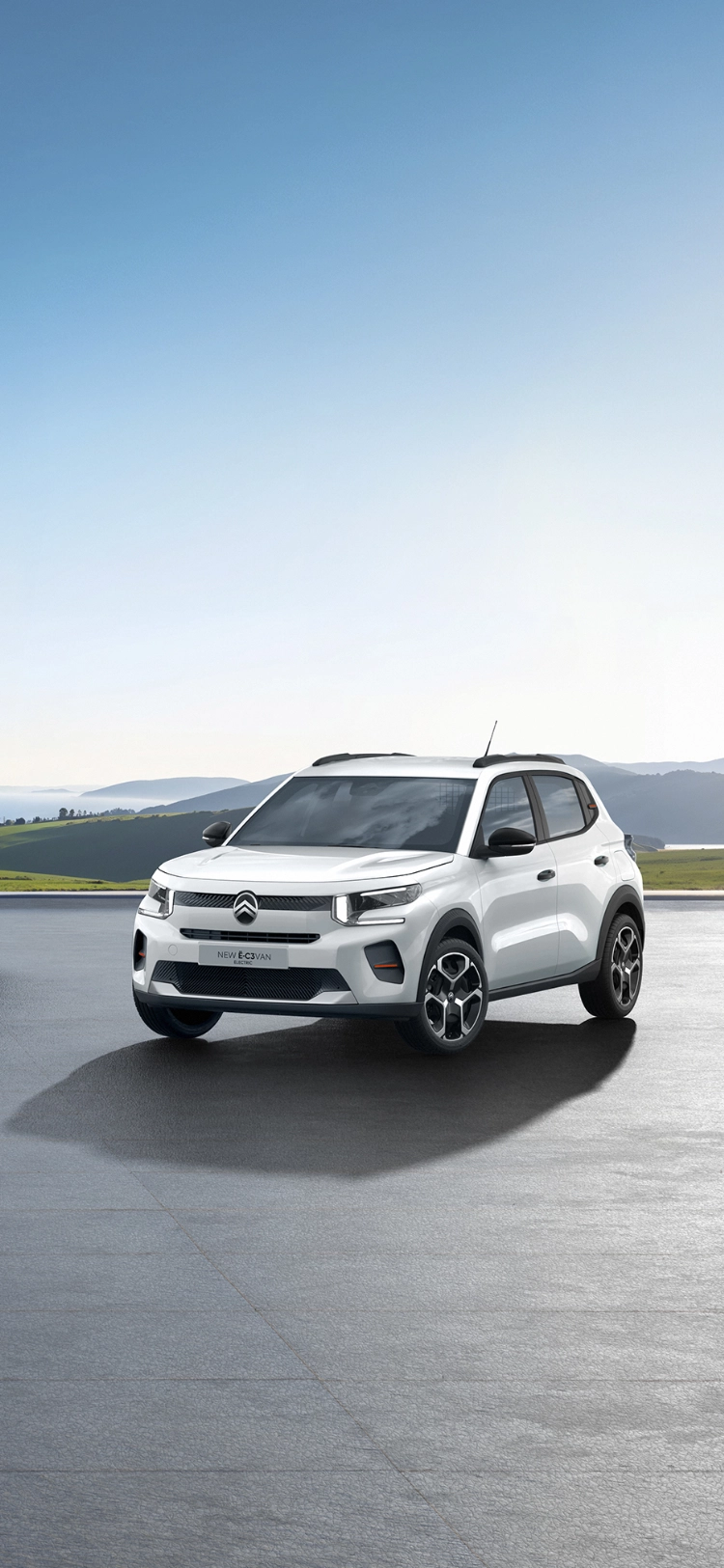 Dreiviertel-Frontansicht der Citroën Nutzfahrzeugflotte einschließlich des ë-C3 Van, die das professionelle Fahrzeugangebot der Marke hervorhebt.