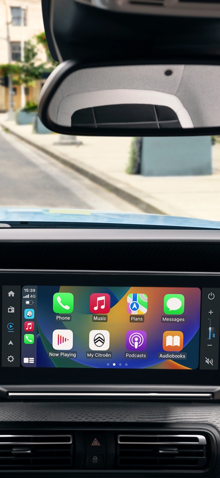 Innenansicht des Citroën ë-C3 Van Armaturenbretts, die das Infotainment-Display und das vernetzte Fahrerlebnis hervorhebt.
