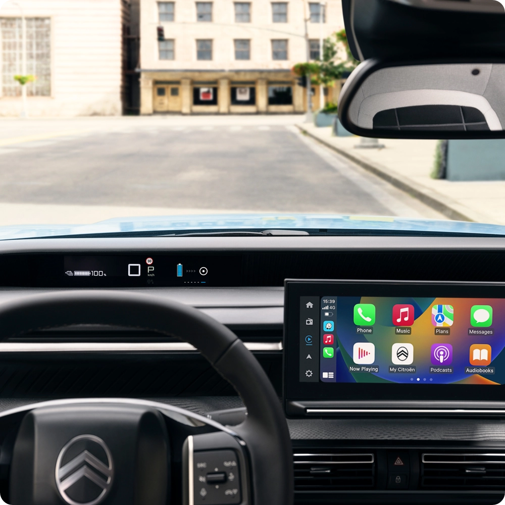Innenansicht des Citroën ë-C3 Van Cockpits, die den Infotainment-Touchscreen, vernetzte Funktionen und Technologien für mehr Fahrkomfort und Sicherheit hervorhebt.