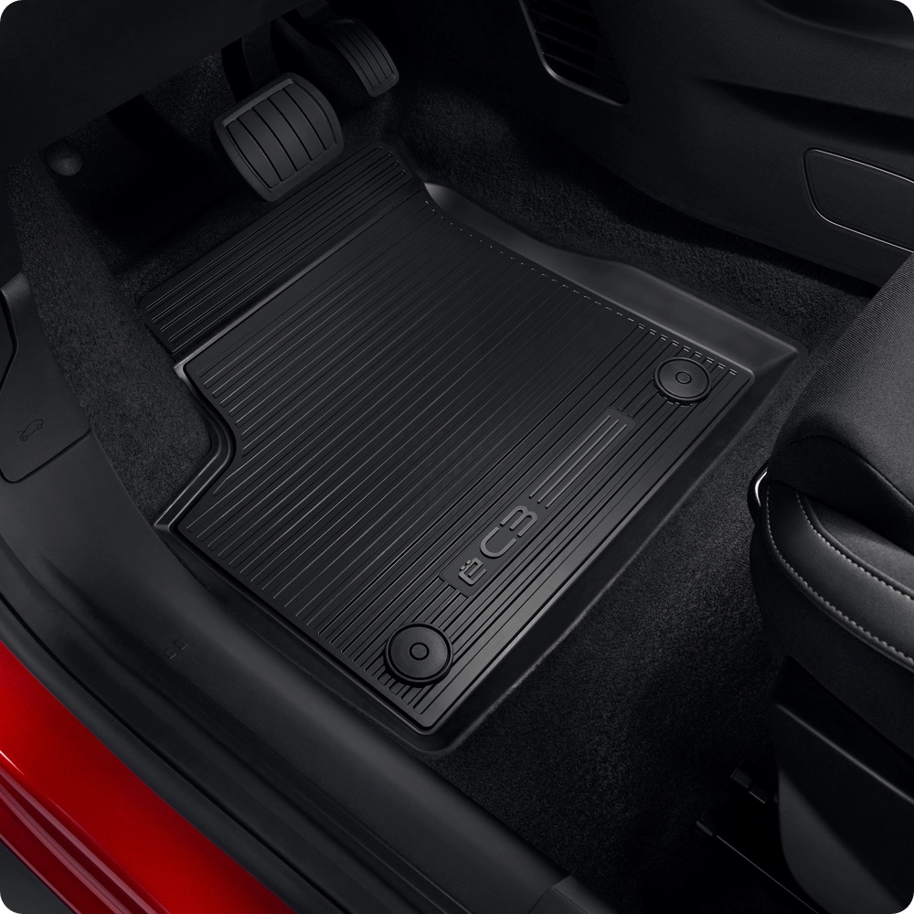 Nahaufnahme einer Allwetter-Fußmatte im Citroën ë-C3 Van, die dauerhaften Innenraumschutz und einfache Wartung hervorhebt.
