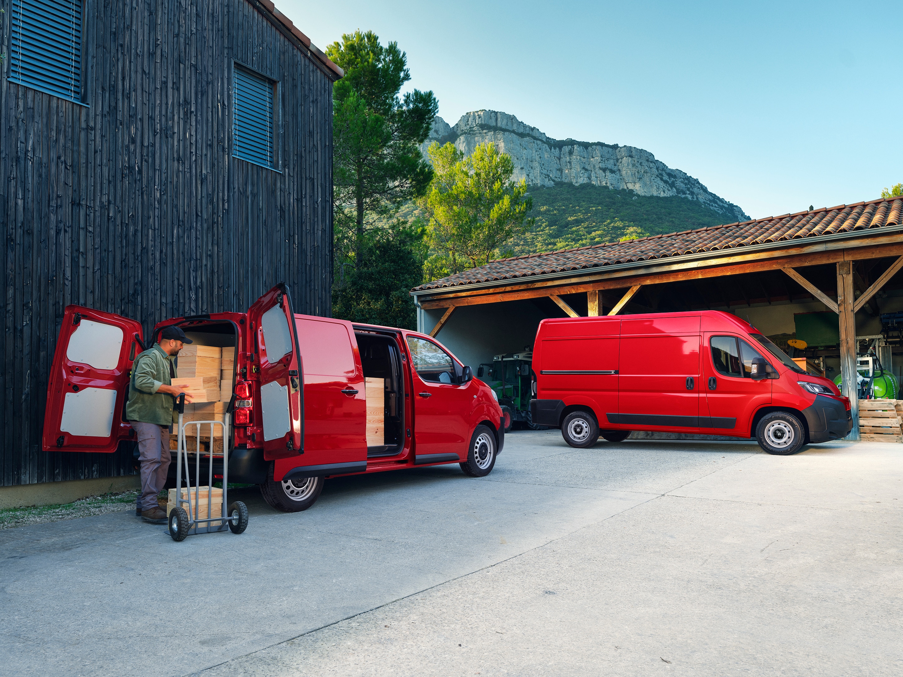 Innenansicht des Laderaums eines Citroën Jumpy von hinten mit langen Holzmaterialien, zeigt vielseitigen Laderaum und praktischen professionellen Einsatz.
