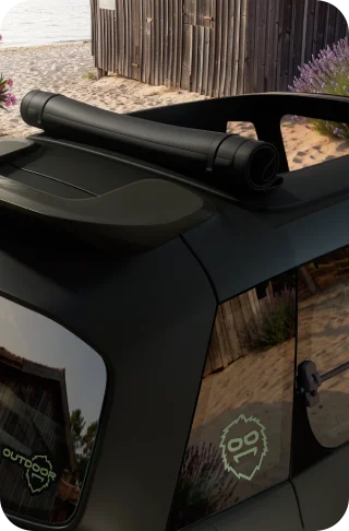 Draufsicht auf das Heck des Citroën Ami Outdoor mit zu öffnendem Dach zeigt das elektrische Stadtfahrzeug für Mobilität unter freiem Himmel