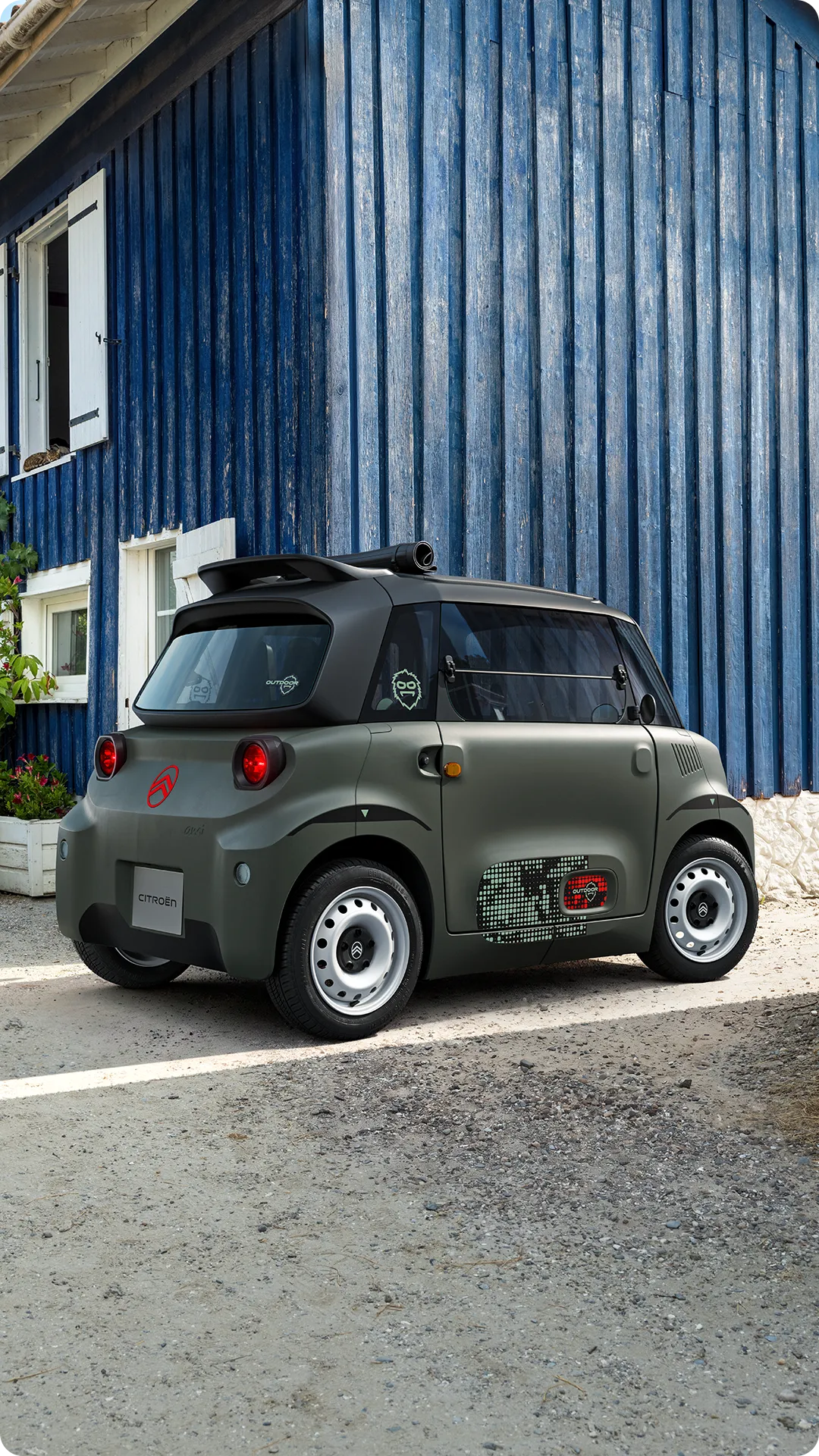 Dreiviertelansicht des Citroën Ami Outdoor von vorn mit Faltdach zeigt das elektrische Stadtfahrzeug für die tägliche urbane Mobilität