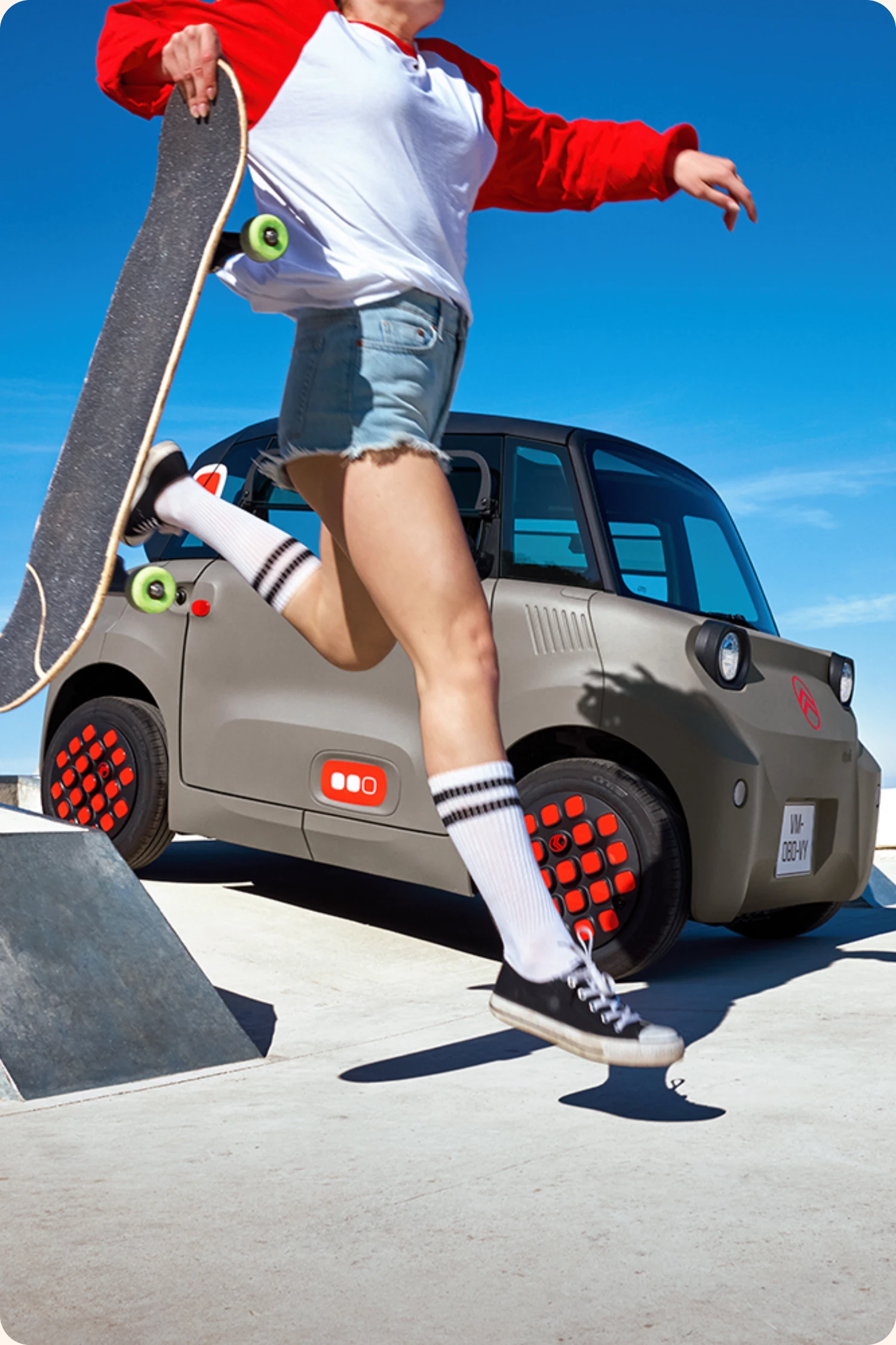 Seitenansicht Lifestyle-Action des Citroën Ami Elektro ohne Führerschein, Citroën Ami einfaches Fahren für urbanes Elektroauto.