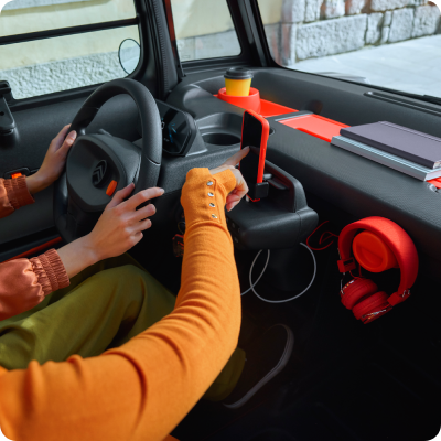 Innenansicht des Ami Cockpits zeigt eine sichere, robuste Schutzgestaltung für innovatives, vernetztes Zubehör im Stadtverkehr.