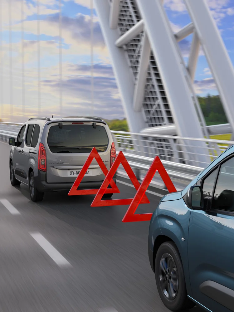 Heckansicht Berlingo mit aktivem Sicherheitsbremssystem zeigt Sicherheit, Sicht, Technologie und Frontkollisionsvermeidung