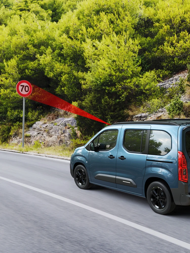 Seitenansicht Berlingo mit Verkehrszeichenerkennung verbessert Sicht, Sicherheit, Technologie und selbstbewusste Geschwindigkeitswahrnehmung