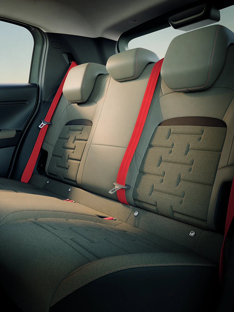 Ansicht der Rücksitze im Citroën C3 Outdoor zeigt Advanced Comfort Sitze und viel Platz für Familienreisen im kompakten SUV