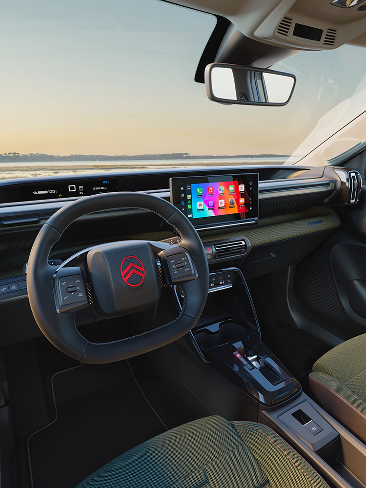 Fahreransicht des Armaturenbretts im Citroën C3 Outdoor mit Touchscreen zeigt Advanced Comfort Konnektivität für Fahrten im kompakten SUV