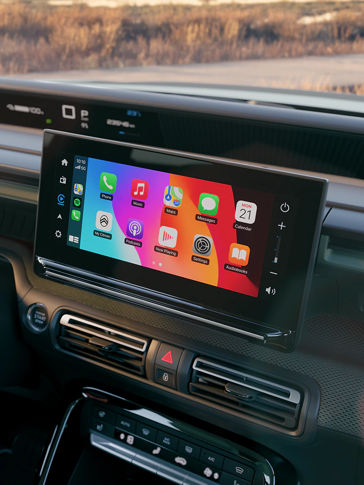 Nahaufnahme des Armaturenbretts im Citroën C3 Outdoor mit Touchscreen zeigt Advanced Comfort Konnektivität für Reisen im kompakten SUV