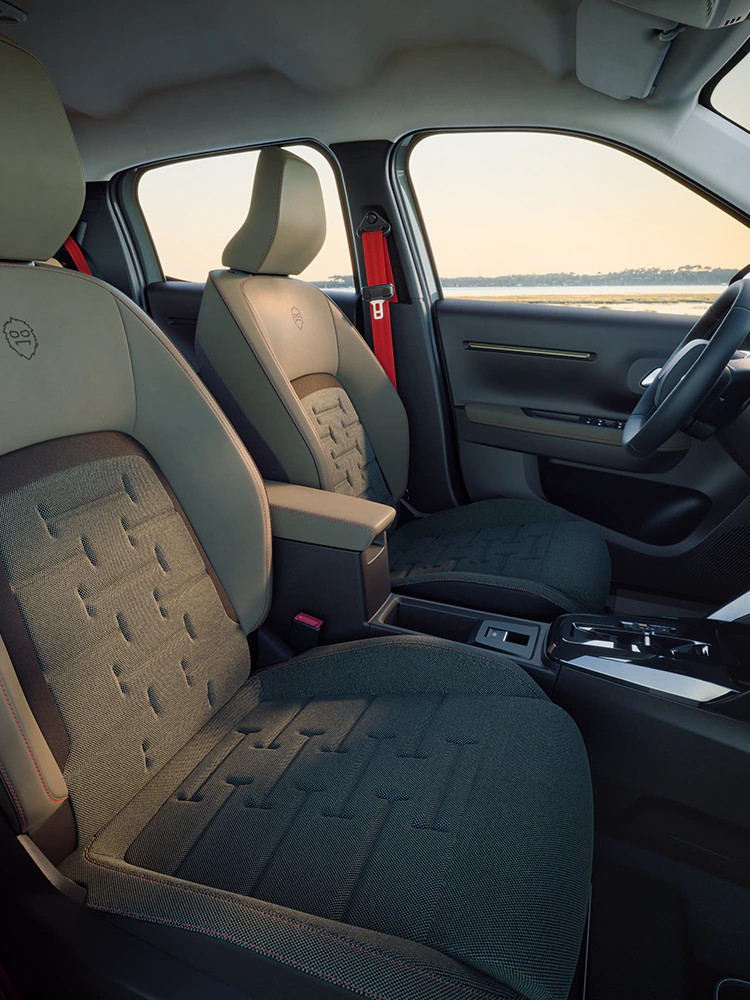 Frontansicht des Innenraums des Citroën C3 Outdoor zeigt Advanced Comfort Sitze und eine geräumige Kabine für Familienreisen im kompakten SUV