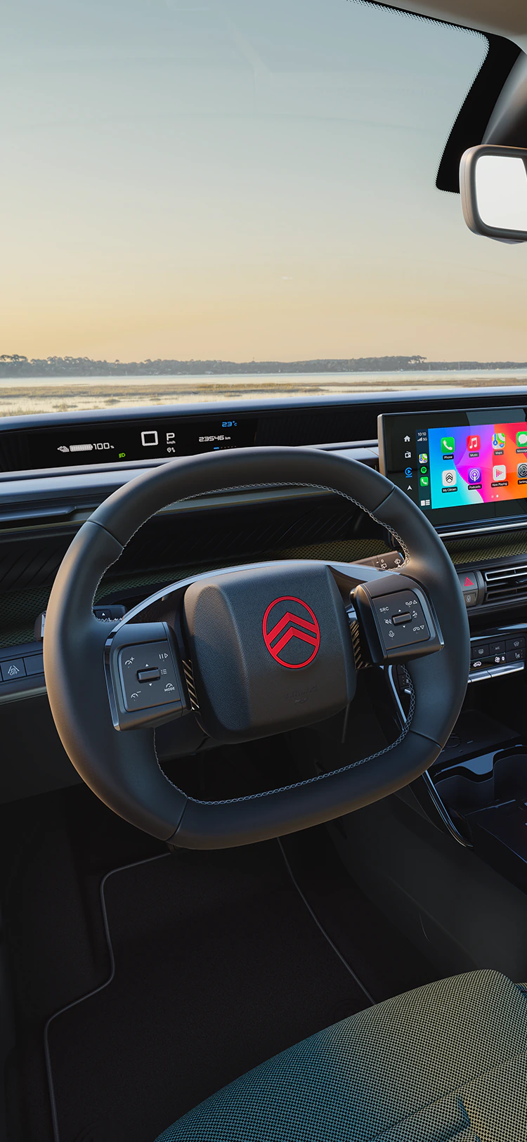 Fahreransicht des Armaturenbretts im Citroën ë-C3 Outdoor mit Infotainment-Bildschirm zeigt Advanced Comfort Konnektivität für Familienreisen im SUV