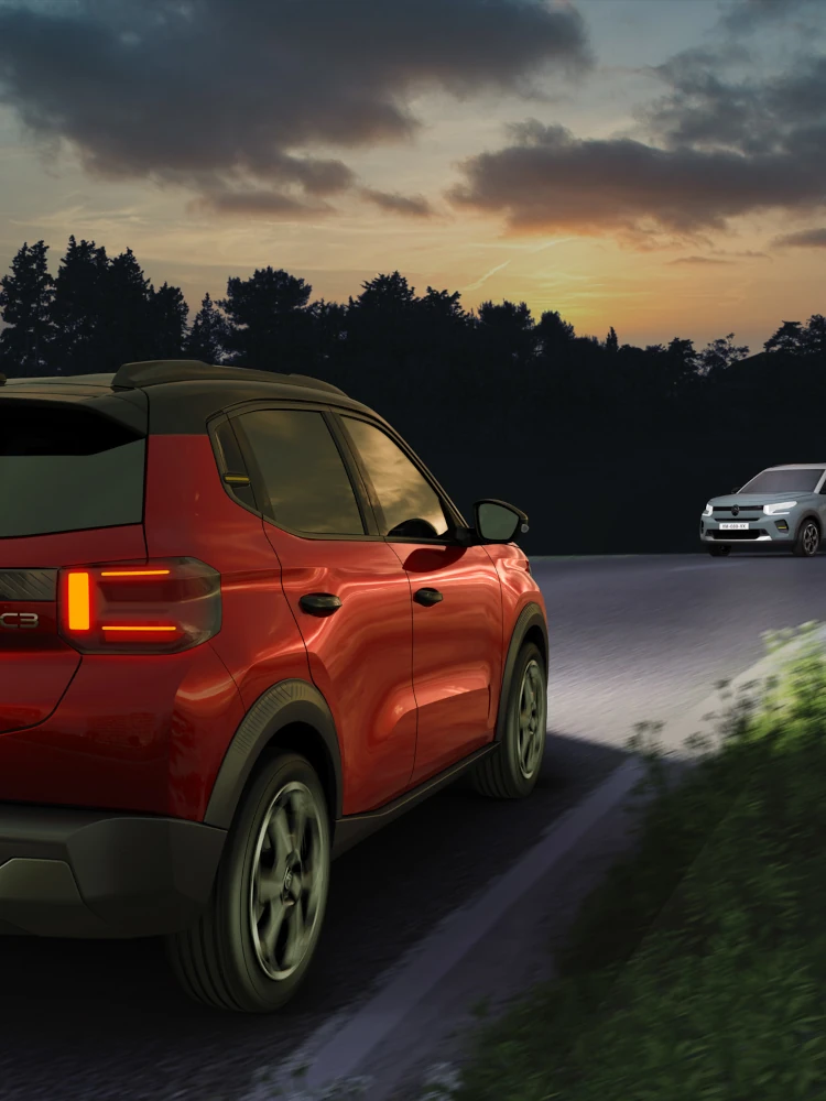 Nacht-Heckansicht des Citroën ë-C3 Elektro-SUV zeigt automatische Scheinwerfer for safer, confident and affordable everyday urban mobility.