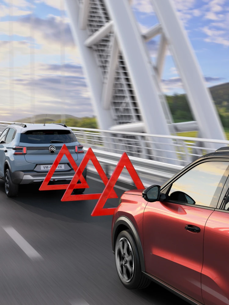 Autobahnansicht des Citroën ë-C3 Elektro-SUV zeigt Frontkollisionswarnung für sichereres, selbstbewusstes und erschwingliches Alltagsfahren.