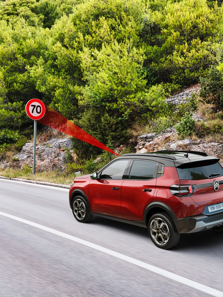 Seiten-Fahraufnahme des Citroën ë-C3 Elektro-SUV zeigt Geschwindigkeitserkennung für sicherere, selbstbewusste und erschwingliche Alltagsmobilität.