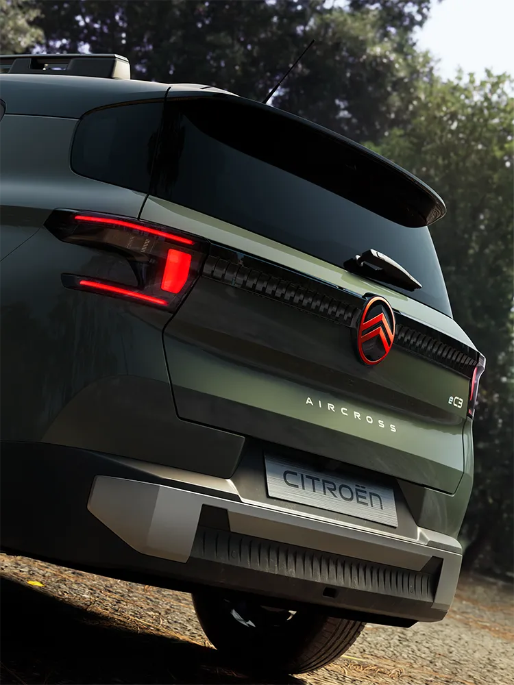 Blick ins Fahrer-Cockpit des Citroën C3 Aircross zeigt Head-up-Display, Touchscreen-Infotainment und Konnektivität für Familien