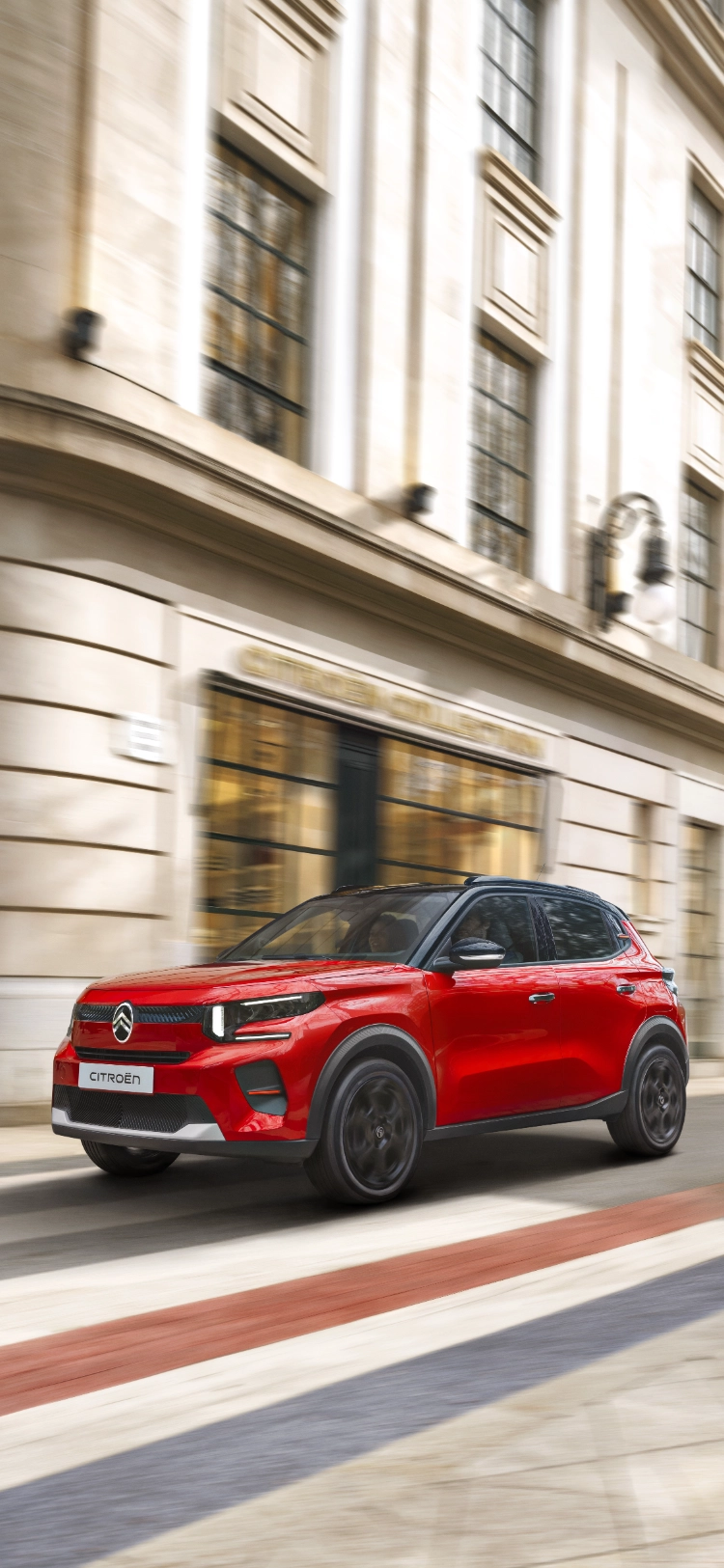 Frontale Dreiviertelansicht des Citroën C3 Kompakt-SUV im Stand, die das moderne Design für selbstbewusste, effiziente und erschwingliche Alltagsmobilität präsentiert.