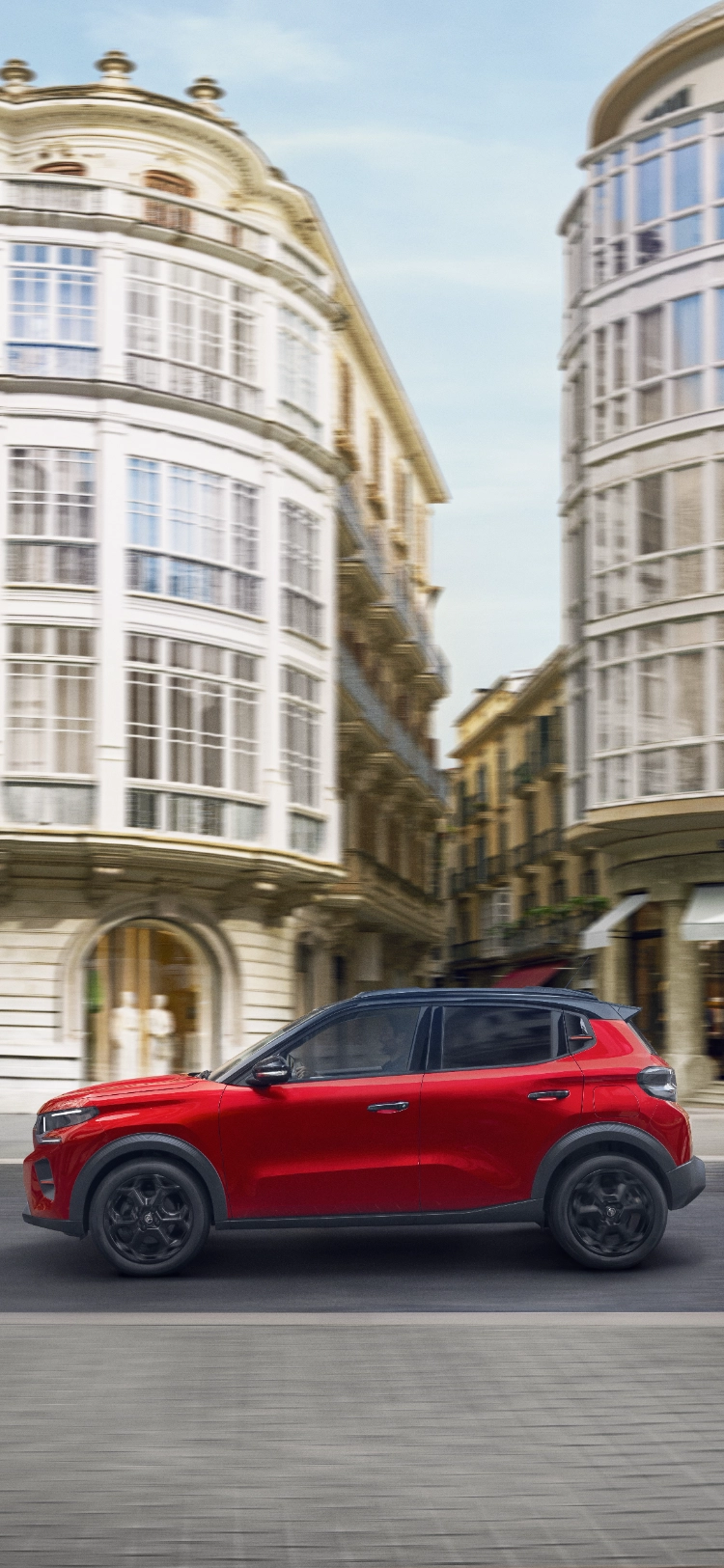 Heck-Dreiviertelansicht des Citroën C3 Kompakt-SUV während der Fahrt, die das moderne Rücklichtdesign für selbstbewusste, effiziente und erschwingliche Mobilität hervorhebt.