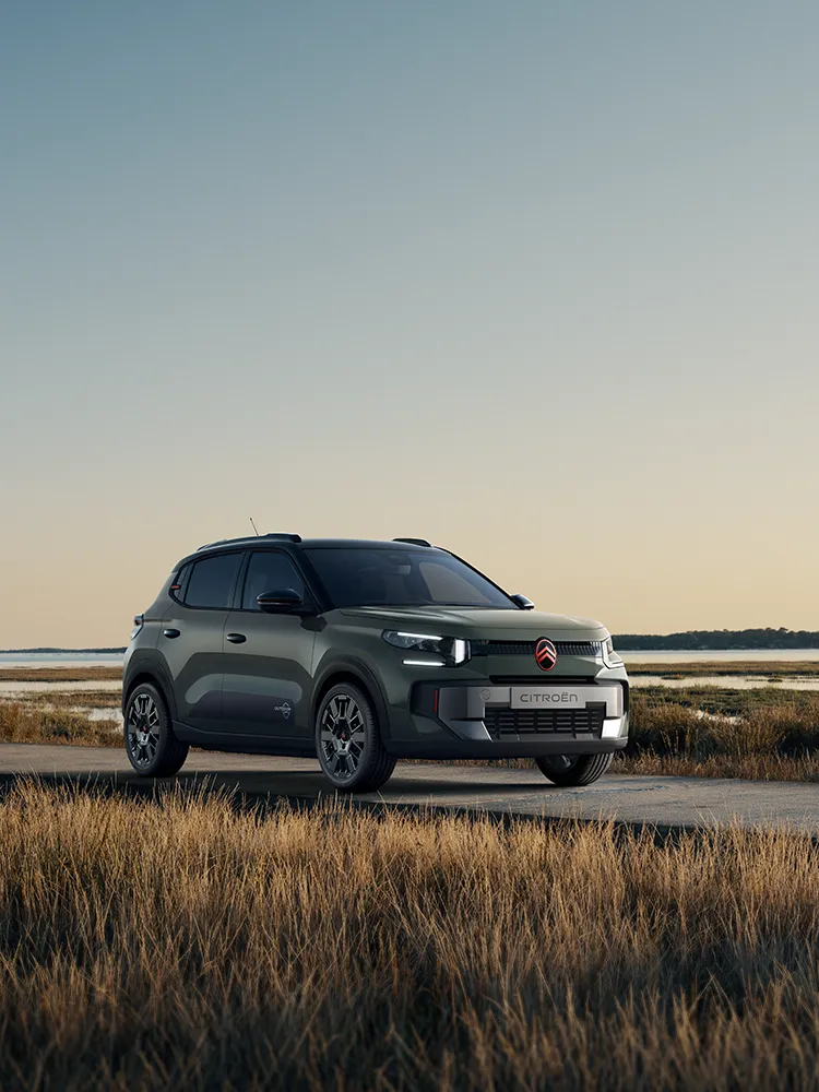Front-Dreiviertelansicht des Citroën C3 Outdoor mit LED-Lichtsignatur zeigt den Advanced Comfort SUV an einer Küsten-Feuchtlandschaft