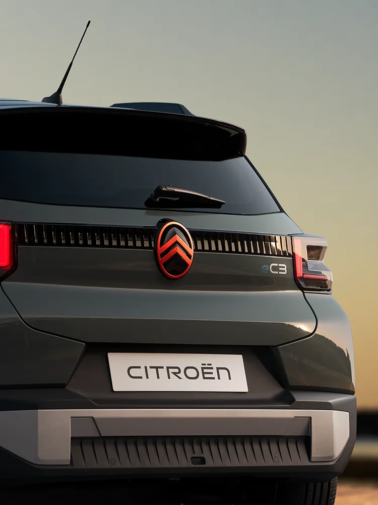 Nahaufnahme des Hecks des Citroën C3 Outdoor mit LED-Rückleuchten zeigt Stylingdetails des kompakten SUV mit Advanced Comfort