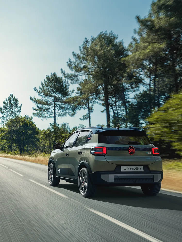 Heck-Dreiviertelansicht des Citroën C3 Outdoor mit LED-Rückleuchten zeigt den kompakten SUV mit Advanced Comfort auf offener Straße