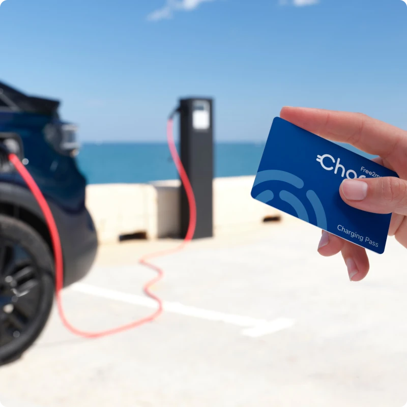 Nahaufnahme einer Ladekarte in der Nähe einer öffentlichen Ladestation, die den einfachen Zugang zu Ladenetzwerken für den Citroën ë-C3 Van hervorhebt.