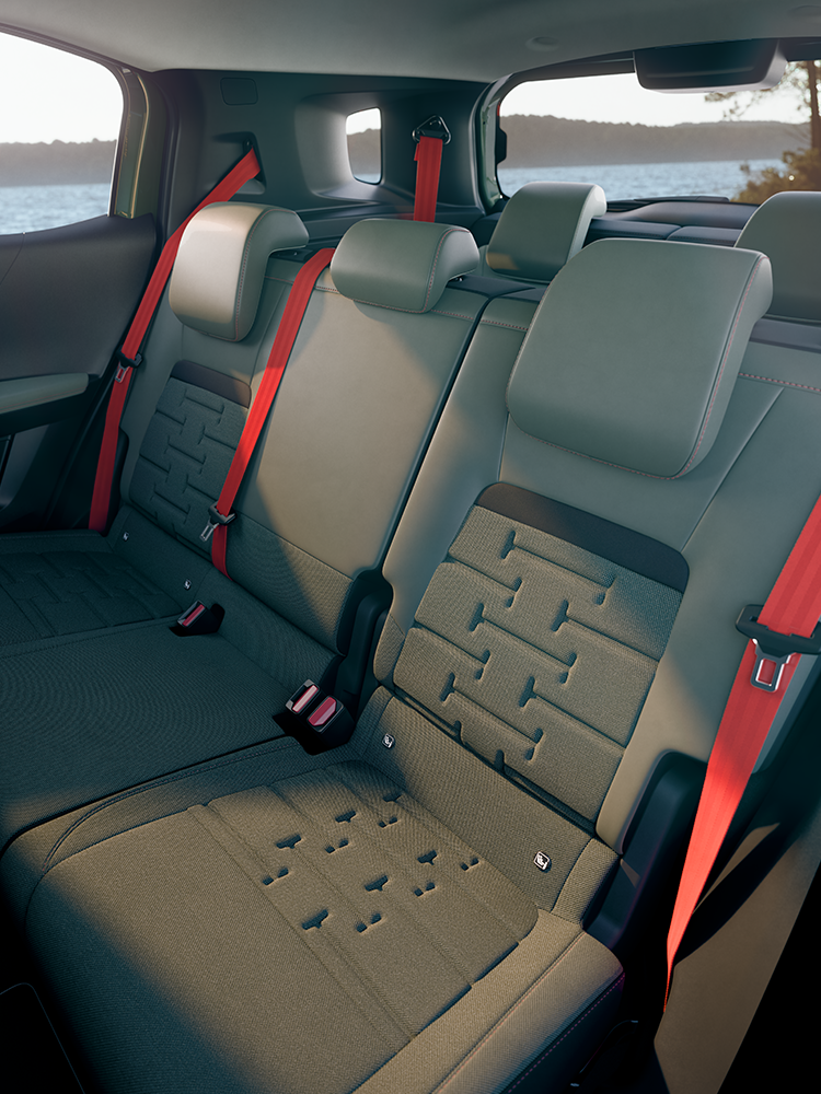 Blick auf die Rücksitze des Citroën C3 Aircross zeigt Advanced-Comfort-Sitze und einen geräumigen Innenraum für die Passagiere des Familien-SUV