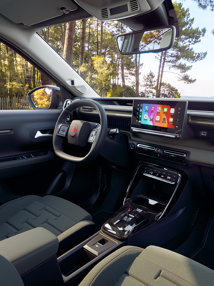 Nahaufnahme des Armaturenbretts des Citroën C3 Aircross zeigt Touchscreen-Infotainment, Apple CarPlay und Konnektivität für Familien