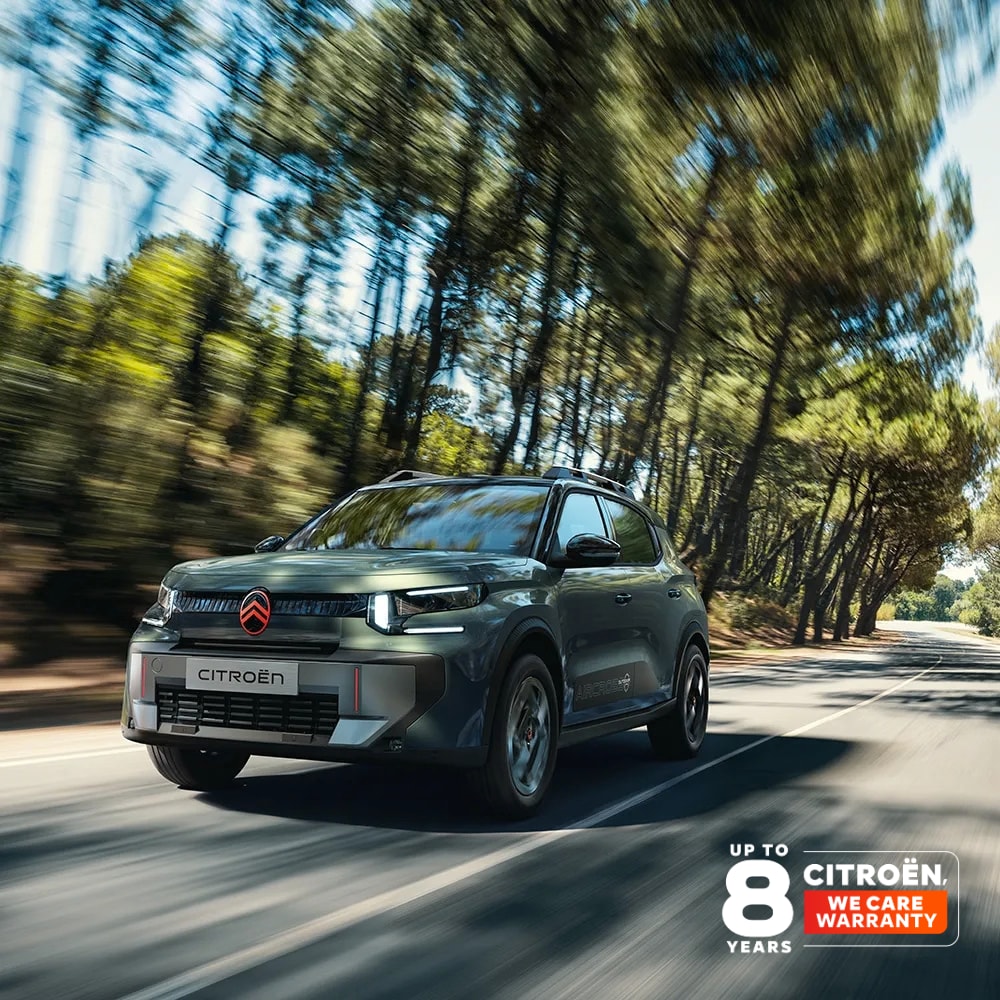Frontansicht in Dreiviertelperspektive des Citroën ë-C3 Aircross Outdoor zeigt einen geräumigen, vielseitigen und komfortablen SUV mit innovativem Design für Familienausflüge