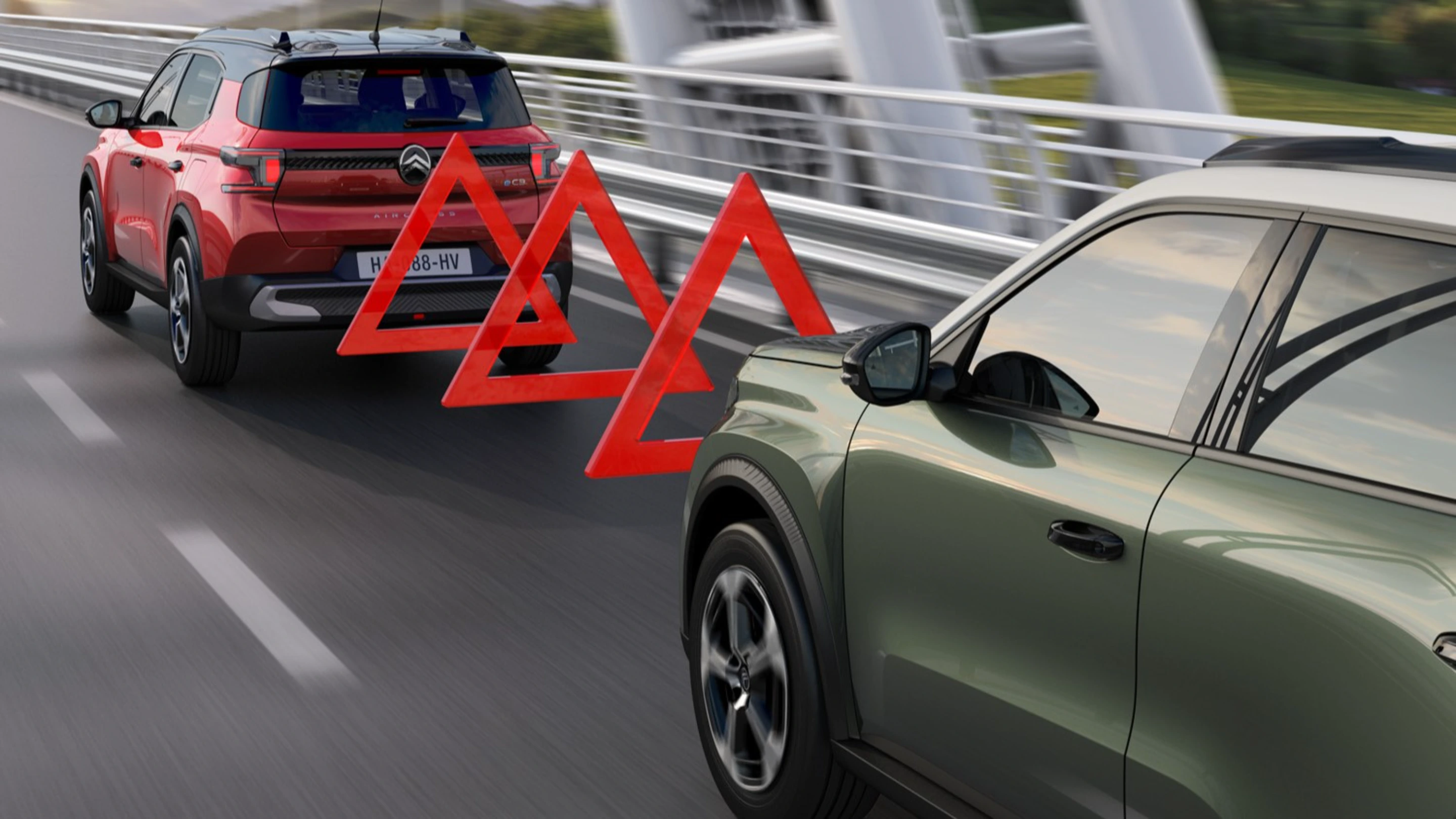 Citroën SUV erkennt ein vorausfahrendes Fahrzeug mit visuellen Warnungen zur Illustration des Frontkollisionswarnsystems.