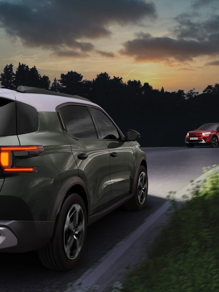 Nachtfahrtansicht des Citroën C3 Aircross SUV zeigt automatische Scheinwerfer für sicherere, sichere und erschwingliche Alltagsmobilität.