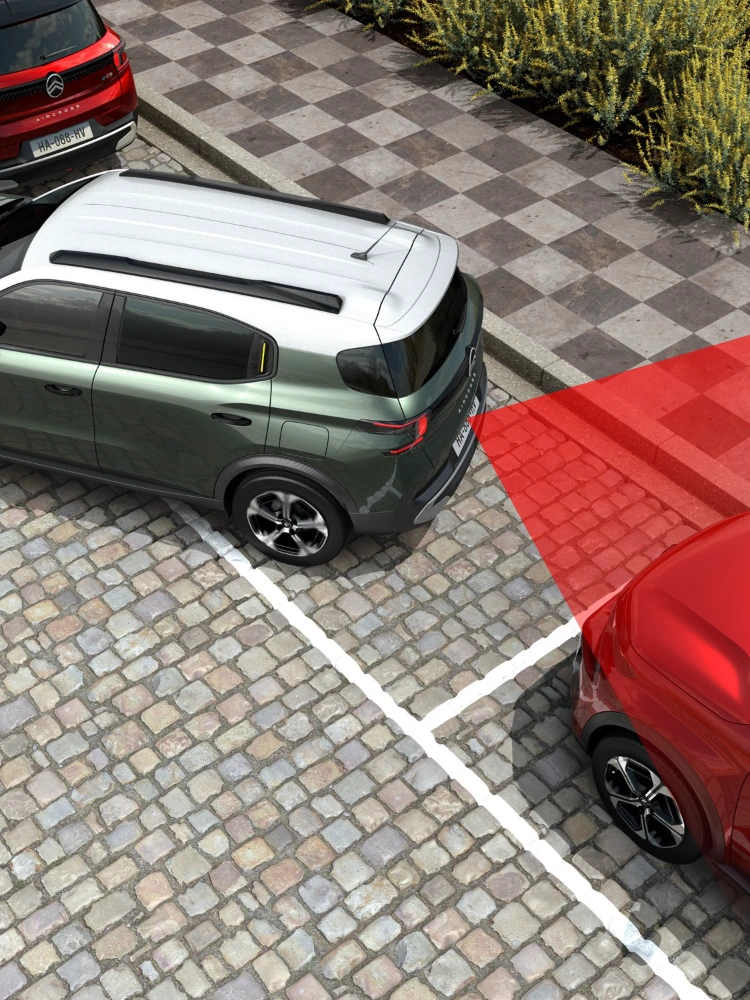 Hintere Parkansicht des Citroën C3 Aircross SUV zeigt Querverkehrswarnung für sichereres, selbstbewusstes und erschwingliches Rangieren.