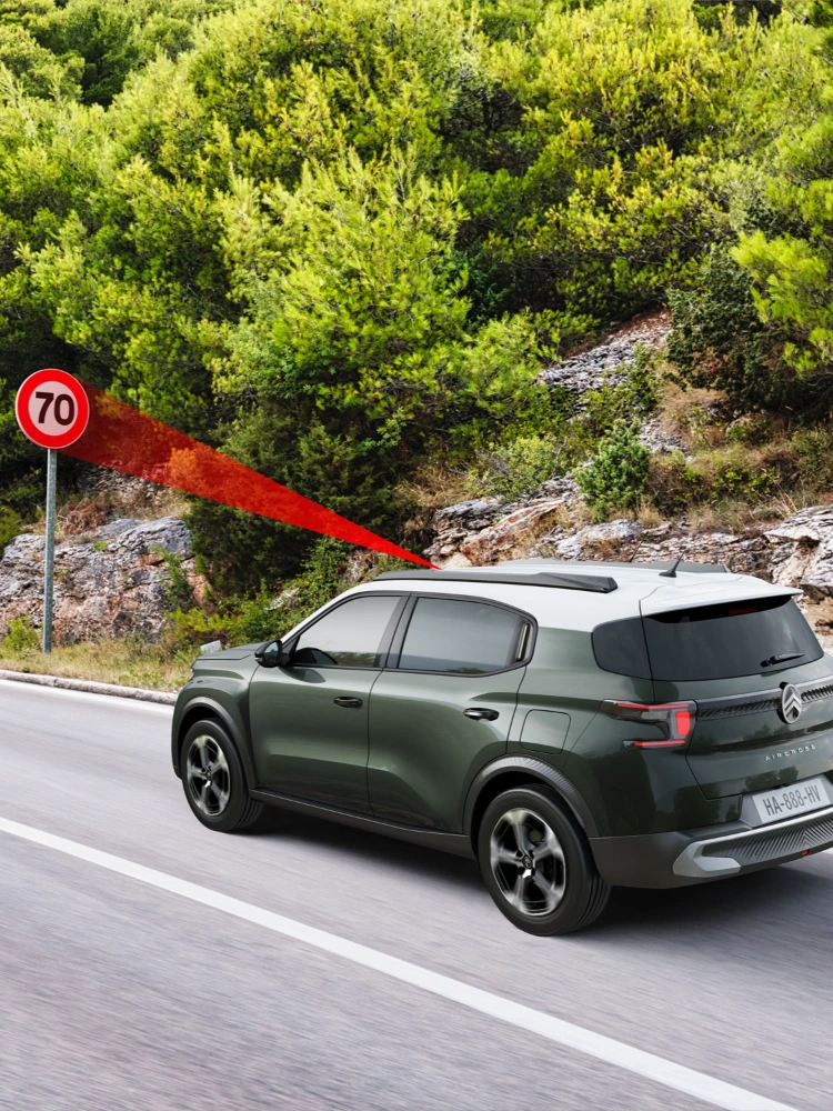 Citroën SUV erkennt ein 70 km/h Geschwindigkeitsschild mittels Verkehrszeichenerkennung und Geschwindigkeitsempfehlung.