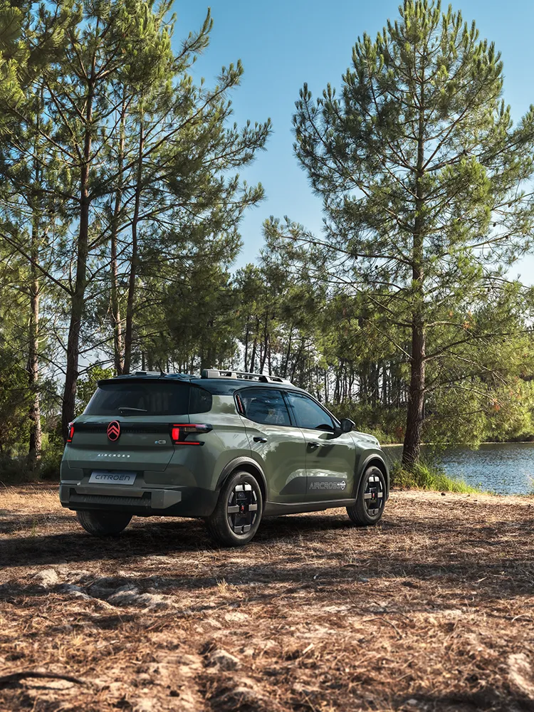 Heckansicht in Dreiviertelperspektive des Citroën C3 Aircross SUV zeigt LED-Lichtsignatur, Advanced Comfort und den Familien-SUV auf einer Waldstraße