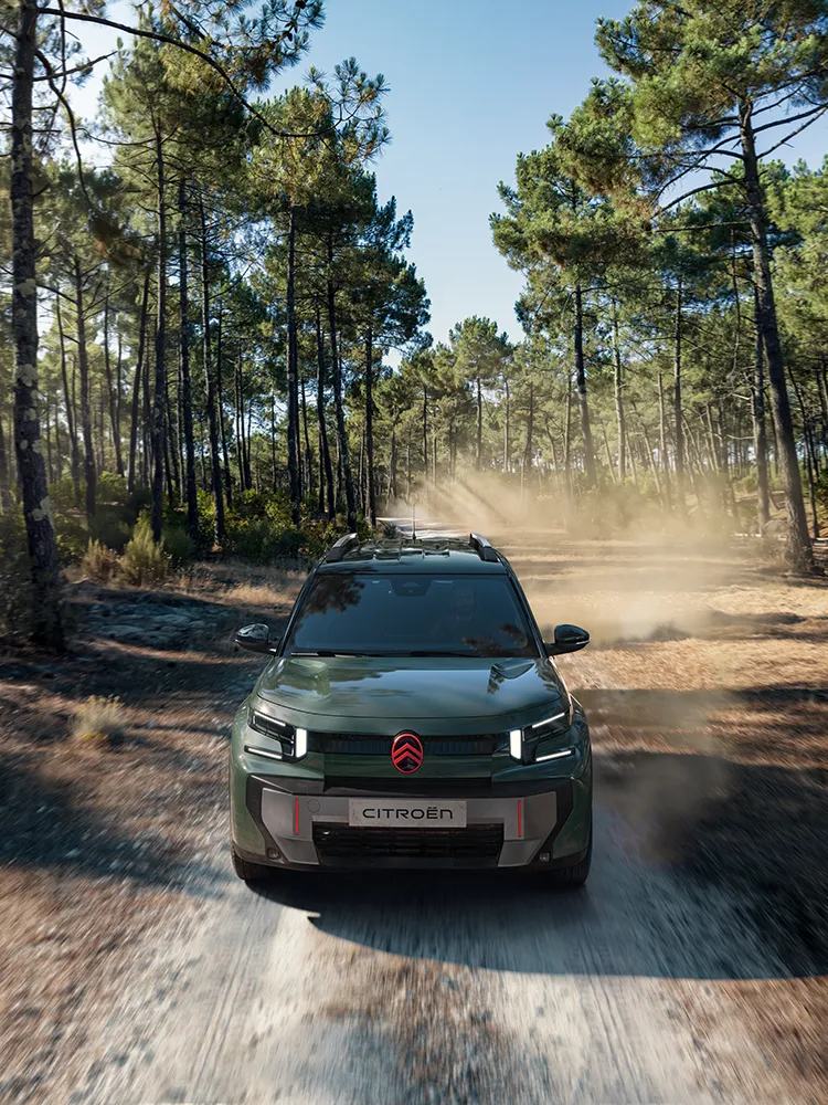 Frontansicht aus der Vogelperspektive des Citroën C3 Aircross SUV zeigt LED-Lichtsignatur, Advanced Comfort und den Familien-SUV auf einem Waldweg