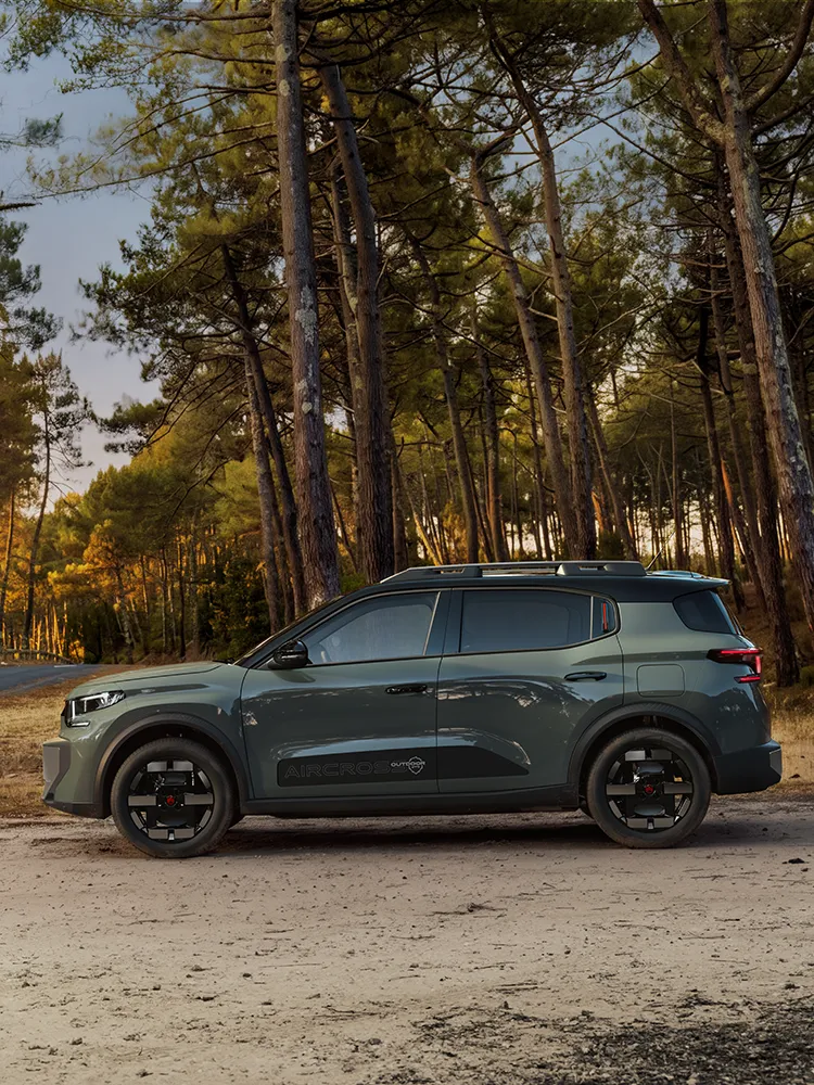 Seitenansicht des Citroën C3 Aircross SUV zeigt Advanced Comfort, LED-Lichtsignatur und einen Familien-SUV mit geräumigem Design