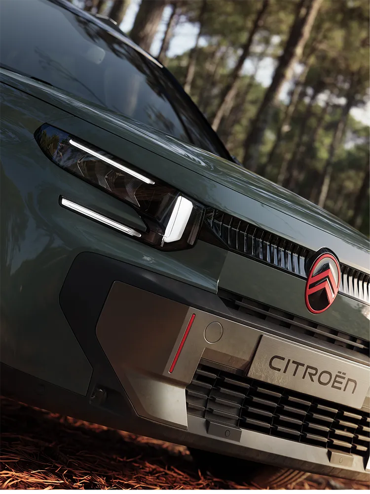 Nahaufnahme der Front in Dreiviertelperspektive des Citroën C3 Aircross zeigt LED-Lichtsignatur, Advanced Comfort und das Design des Familien-SUV