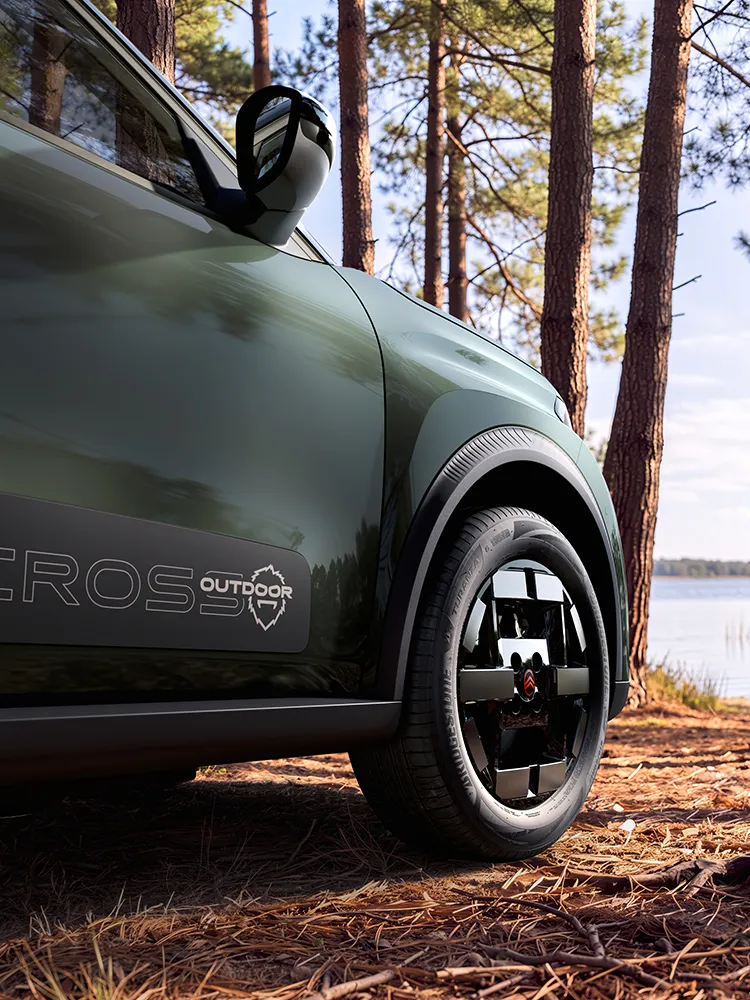 Nahaufnahme der Seitenansicht des Citroën C3 Aircross SUV zeigt Outdoor-Raddesign, Advanced Comfort und den Familien-SUV bei einem Abenteuer