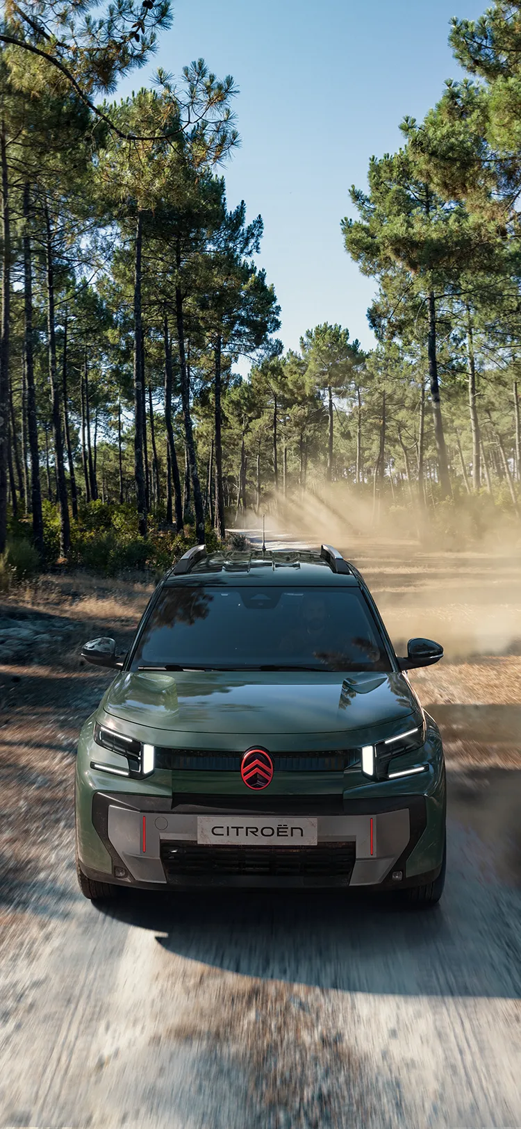 Frontansicht aus der Vogelperspektive des Citroën ëC3 Aircross Outdoor zeigt einen geräumigen, vielseitigen und komfortablen SUV mit innovativen Fähigkeiten für Abenteuer