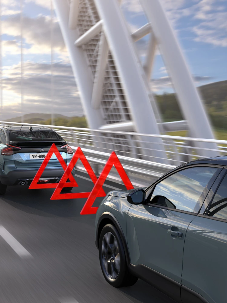 Heckansicht des C4 mit aktivem Sicherheitsbremssystem zeigt Kollisionswarnung, Sicherheit, Technologie und Design für sicheres Fahren.