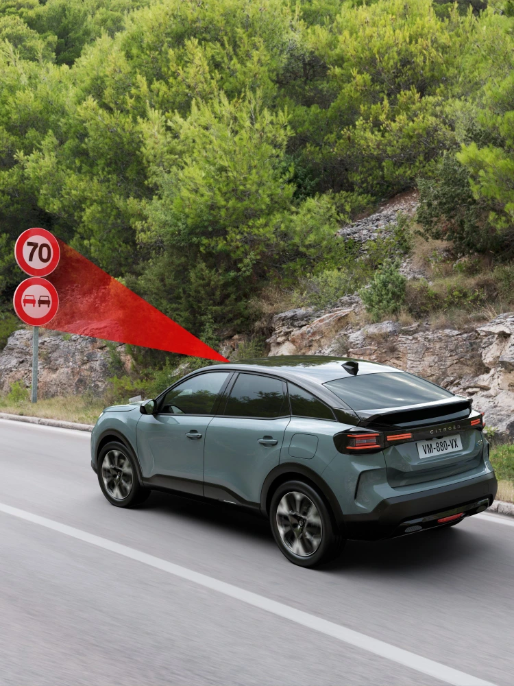 Seitenansicht des C4 mit erweiterter Verkehrszeichenerkennung zeigt Sicherheit, Technologie und Sicht für ein Premium-sichereres Fahren.