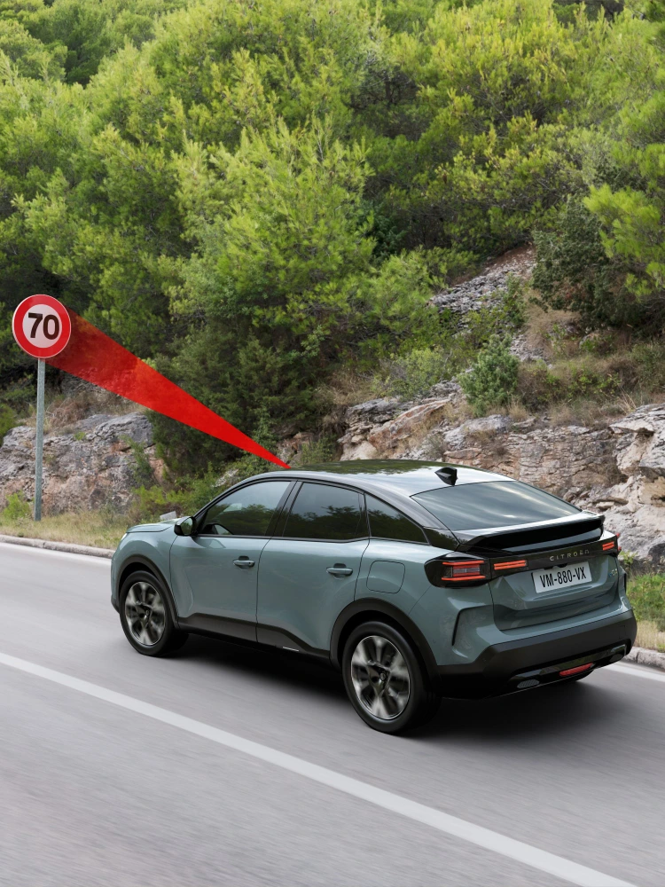 Seitenansicht des C4 mit Verkehrszeichenerkennung zeigt Sicherheit, Technologie und Sicht für ein Premium-sichereres Fahren.