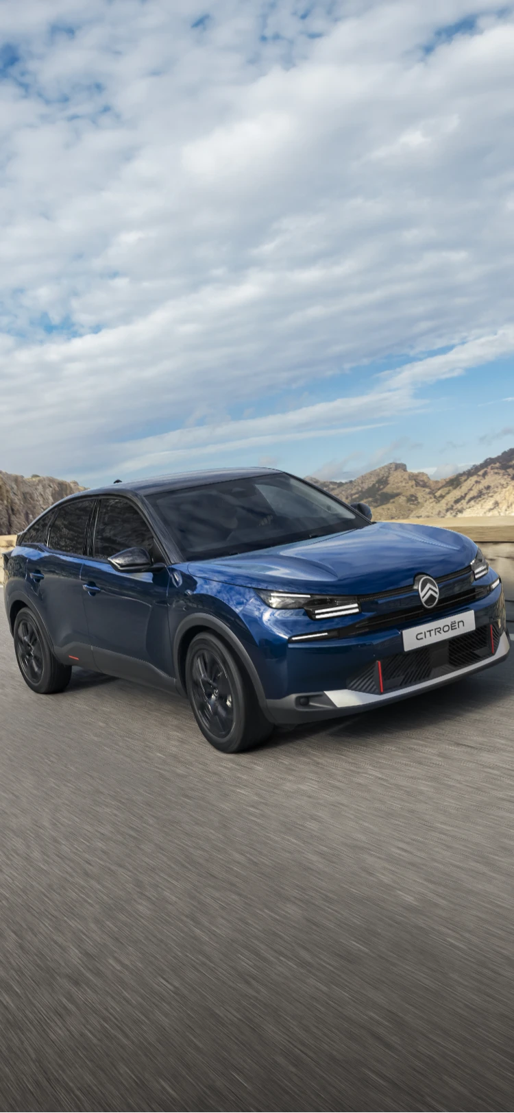 Dreiviertel-Frontansicht ë‑C4 zeigt aerodynamisches Crossover-Design, Effizienz und style für eine Premium-moderne Präsenz