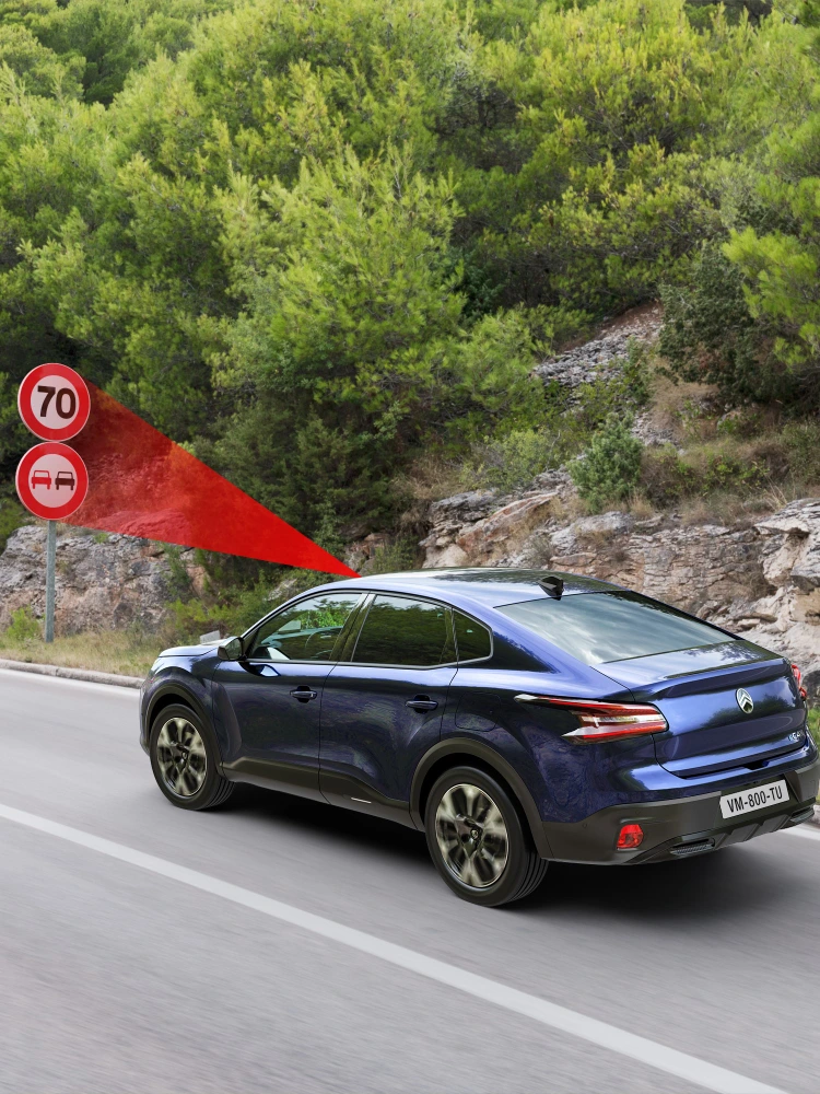 Citroën C4 X identifiziert mehrere Geschwindigkeits- und Verbotsschilder mit erweiterter Verkehrszeichenerkennung
